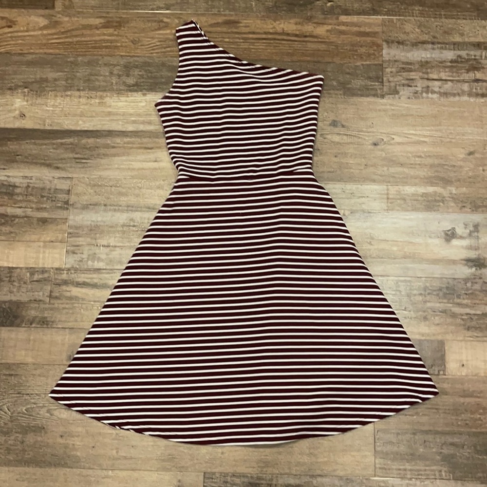 So maroon dress ; size: XS ; condition: *NEW*